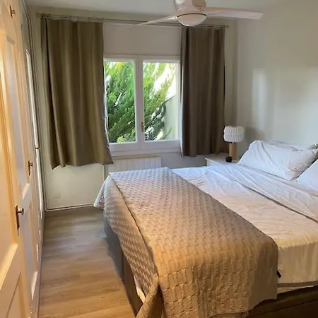 2 Story, 5 Bedroom, 3 Bath Flat, Steps From The & Cliff Walk Llafranc