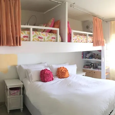 2 Story, 5 Bedroom, 3 Bath Flat, Steps From The & Cliff Walk Appartement