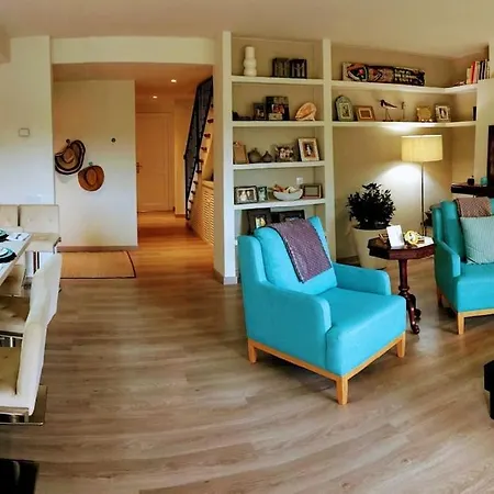 2 Story, 5 Bedroom, 3 Bath Flat, Steps From The & Cliff Walk Llafranc