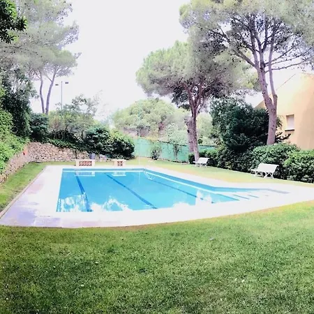 2 Story, 5 Bedroom, 3 Bath Flat, Steps From The & Cliff Walk