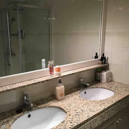 2 Story, 5 Bedroom, 3 Bath Flat, Steps From The & Cliff Walk * Llafranc
