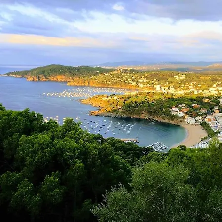 Appartement 2 Story, 5 Bedroom, 3 Bath Flat, Steps From The & Cliff Walk Llafranc