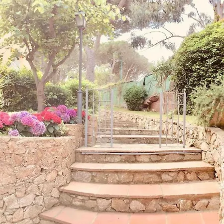 2 Story, 5 Bedroom, 3 Bath Flat, Steps From The & Cliff Walk Llafranc
