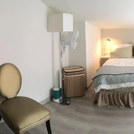 2 Story, 5 Bedroom, 3 Bath Flat, Steps From The & Cliff Walk Llafranc