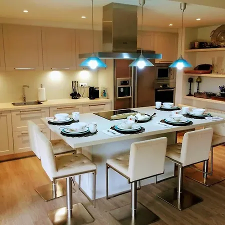 2 Story, 5 Bedroom, 3 Bath Flat, Steps From The & Cliff Walk Llafranc